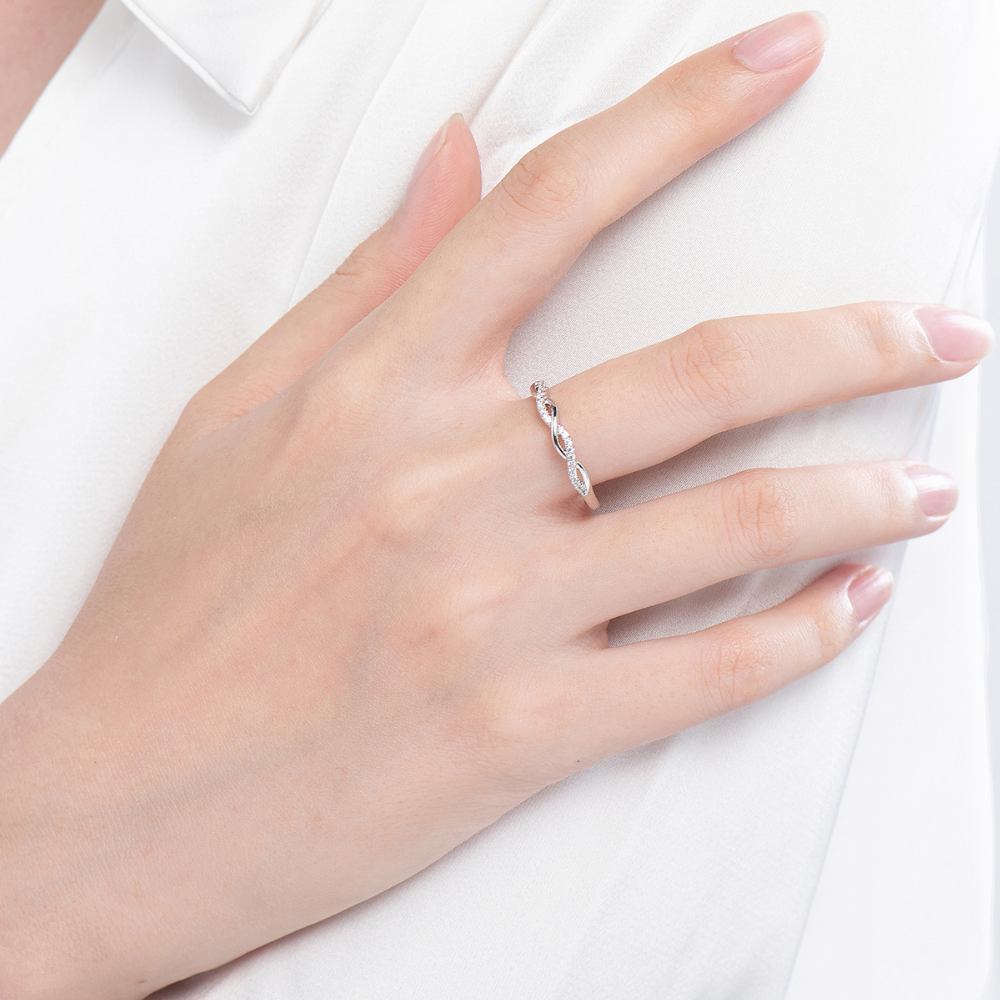 Sanya Twisted Eternity Band Ring